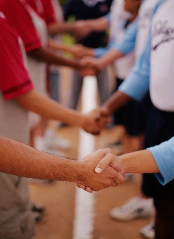 equipos dandose la mano para colaborar juntos